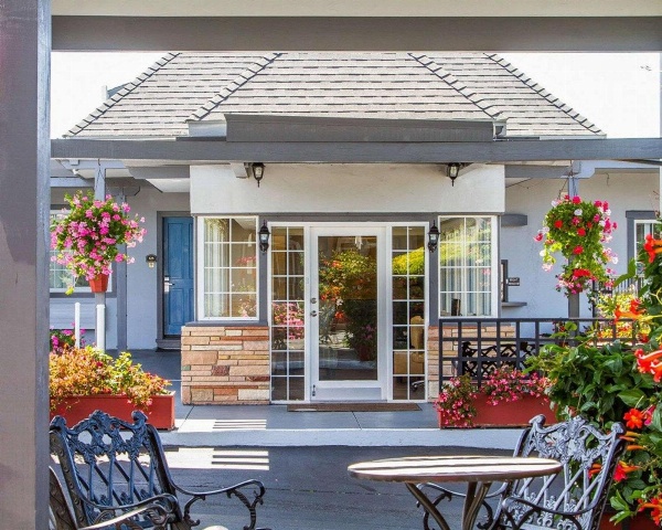 Blu Pacific Hotel image 1